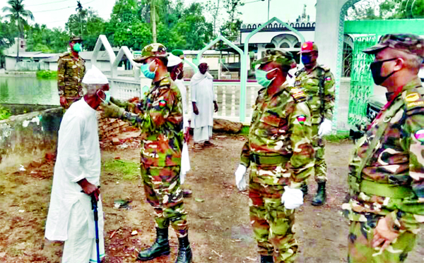 Army personnel giving masks to the commoners at Cox's Bazar on Saturday as part of mass awareness campaign to prevent coronavirus.