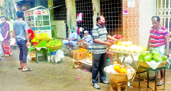 Iftar items being sold at the makeshift shops amidst coronavirus pandemic. The snap was taken from the city's Satrawza area on Saturday.