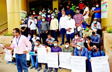 Medical Technologists Association members demonstrate in front of the Directorate General of Health Services in Dhaka on Wednesday demanding regularisation of their jobs.