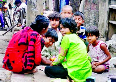 Street children gathered on a street at Akbarshah intersection in Chattogram on Thursday, forgetting social distancing norms during the nationwide lockdown.
