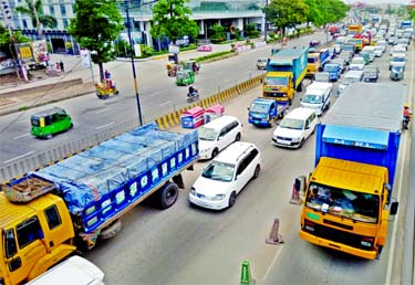 Hundreds of vehicles continue to enter Dhaka defying the nationwide showdown enforced to prevent coronavirus. This photo shows that a long queue of vehicles hangs around on the airport road during the shutdown on Sunday.