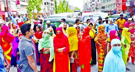 RMG workers block road at Malibagh on Tuesday demanding their due wages
