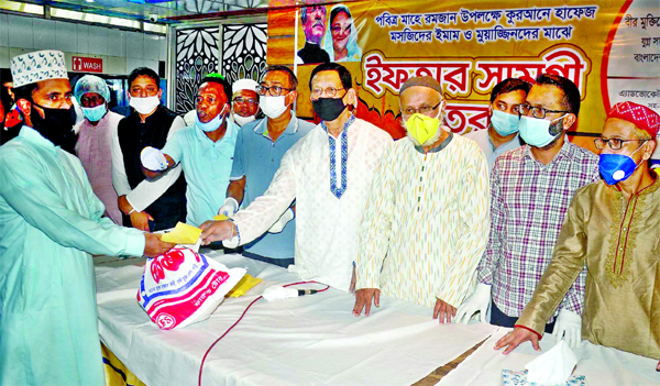 Chattogram City Corporation Mayoral candidate Rezaul Karim Choudhury distributed relief goods among the Imams and Muazzins of mosque at a Community Centre in Choumohani Crossing. Alhaj Rokhsana Akhter Foundation organized the programme on Saturday.