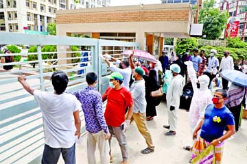 People suspect themselves of corona infected shout at the closed gate of the Mugda Medical College and Hospital, a dedicated Covid-19 hospital in Dhaka, on Monday after the hospital authority stopped giving token for corona tests.