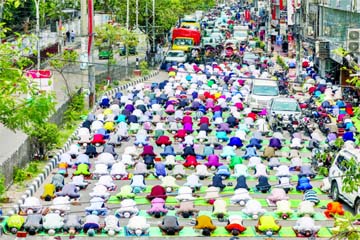 JUMA PRAYERS SPILL OVER INTO STREET: Hundreds of devotees at Sobhanbagh Mosque in Dhaka take part of the street due to the sheer number of people attending the Friday prayers of Ramzan defying the nationwide lockdown.