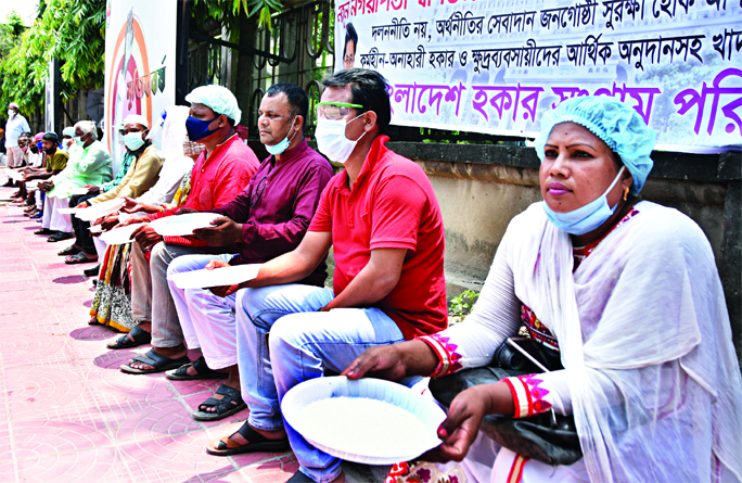 Bangladesh Hawkers Sangram Parishad staged a sit-in with empty plates in front of Nagar Bhaban of DSCC on Saturday demanding financial assistance.
