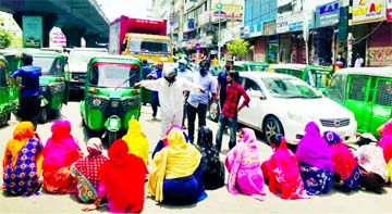 RMG workers block road at Mohakhali on Saturday demanding arrear salaries.