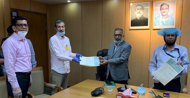 Md Masud Biswas, Executive Director of Bangladesh Bank and Emranul Huq, Managing Director & CEO Dhaka Bank Limited, exchanging documents after signing a participation agreement at the BB head office in the city on Monday. BB's GM Md Shahidul Islam and DG