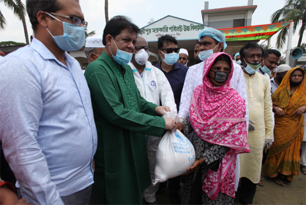 Lawmaker Mohammad Iqbal Hossain Shabuj distributing aid among lower income people on behalf of Bangladesh China Chamber of Commerce and Industry (BCCCI) along with the Anhui Love Charity Foundation in Gazipur on Sunday. Sreepur Municipality Mayor Anisur R