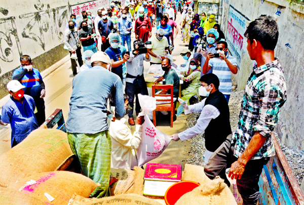 Councilor of 26 No Ward of DSCC Hashibur Rahman Manik, among others, at the distribution of rice at Taka 10 per KG to special OMS card holders. The snap was taken from the city's Azimpur area on Monday.