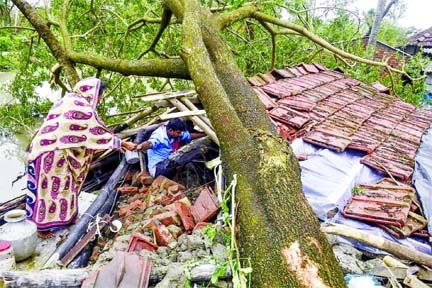 Villagers salvage items from their house damaged by cyclone Amphan in Midnapore, West Bengal on Thursday.