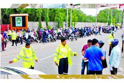 Police intercept bikers at Gazipur Chowrasta on Thursday amid the nationwide lockdown in the wake of novel coronavirus pandemic.