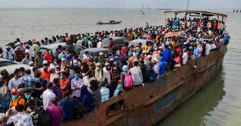 Thousands of homebound people crossing Padma by ferry on Shimulia-Kathalbari river route on Saturday. Photo: UNB