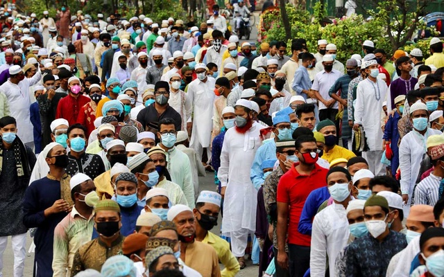 Muslims gather in front of the Baitul Mukarram National Mosque to take part in the Eid al-Fitr prayer amid concerns over the coronavirus disease outbreak, in Dhaka on May 25. REUTERS