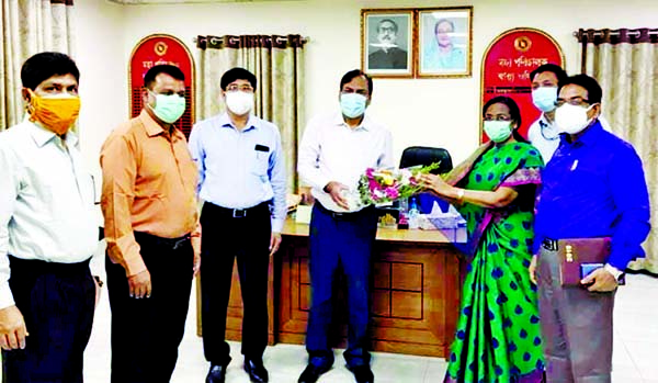 Director General of DGHS Abul Kalam Azad being greeted with bouquet by his colleagues when he arrived office on Monday after recovered from COVID-19 symptoms.