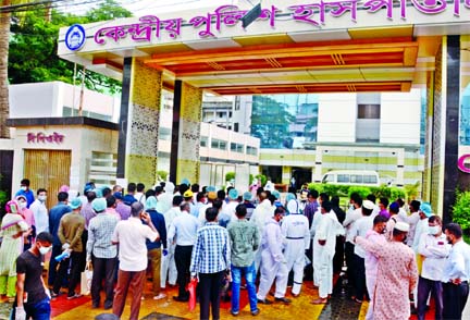 Police personnel gather in front of the main gate of Central Police Hospital in Dhaka on Thursday with total disregard of physical distancing.