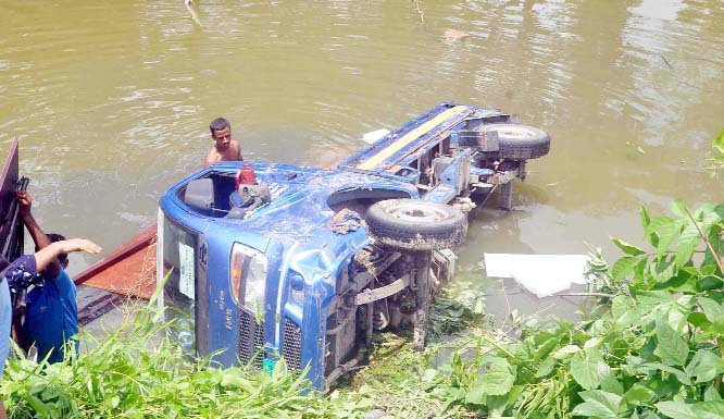 A pickup van was overturned leaving one passenger injured. The snap was taken from Patiya, Ujirpur in Chattogram on Friday.