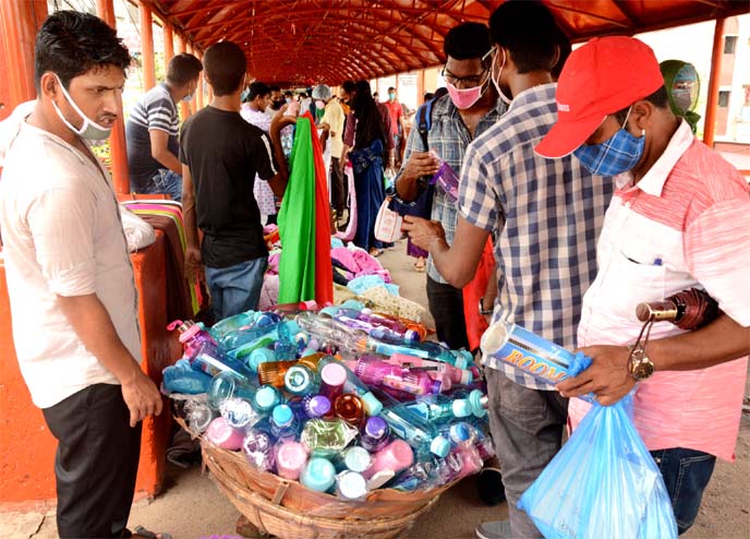 People crowded around the makeshift shops on the footpath and overbridge at the New Market area in Dhaka on Friday, despite the shopping malls are opened in city.