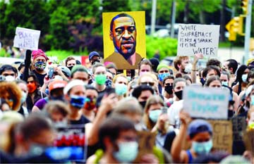 A protester holds up a portrait of George Floyd during a Black Lives Matter demonstration in front of the Brooklyn Library and Grand Army Plaza in Brooklyn, New York on Saturday. Internet photo