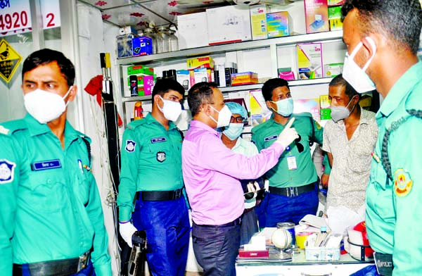 Mobile Court of Public Administration conducts a raid at a shop in Chattogram for selling oxygen in higher price. The snap was taken from the city's Askadighipar area on Tuesday.