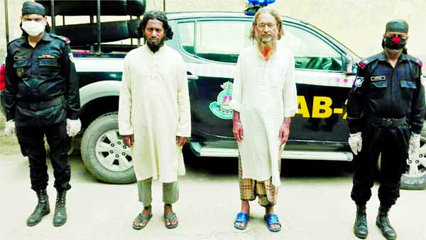 RAB-2 personnel nabbed two JMB members with prohibited books from the city's Mahakhali area on Wednesday.