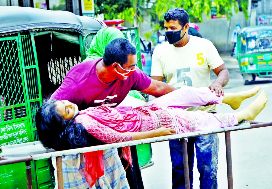 The Never Ending Miseries of Patients: There was not a single attendant to receive the young girl, who was very sick. Finding no other alternatives, the family members of the patient shifted her from an auto-rickshaw to a trolley with their own initiative