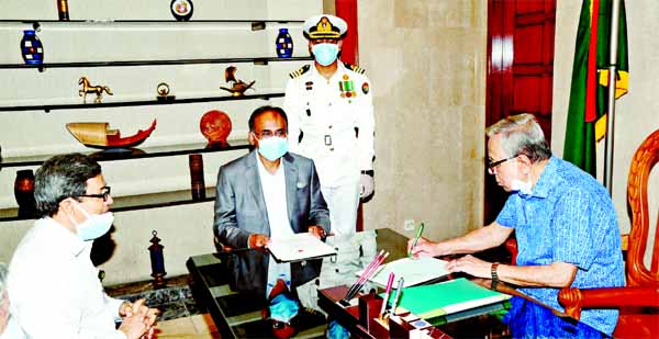 President Md Abdul Hamid signing the budget bill of 2020-2021 Fiscal Year at his office of the Jatiya Sangsad Bhaban on Thursday.