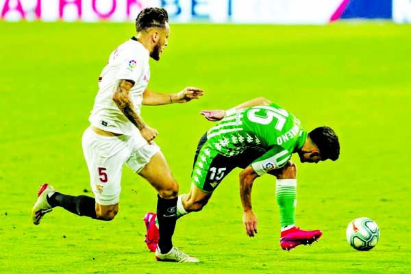Sevilla's Lucas Ocampos (left) duels for the ball against Betis' Alex Moreno during their Spanish La Liga soccer match in Seville, Spain on Thursday.