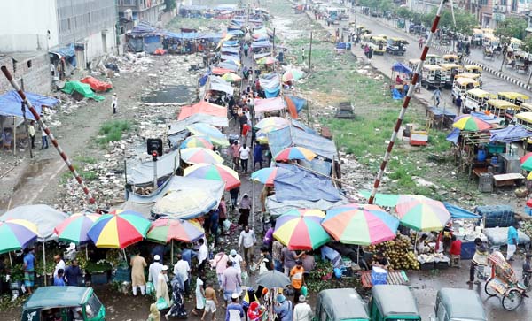 Unscrupulous people occupy the land beside the Jurain Railgate area in the city to run their business again The snap was taken from the spot on Friday.