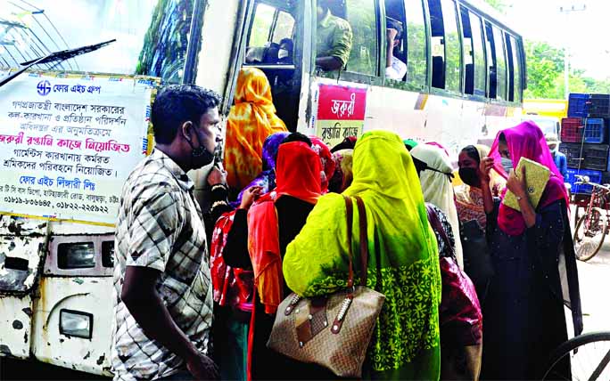 Defying corona warning of maintaining mandatory social distance, the workers of garment factories are going in a bus to go to their workplaces. The picture was taken from Ambagan area of Chattogram on Saturday.