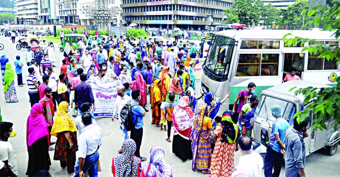 People block the road intersection in front of Sonargaon Hotel in the city's Karwan Bazar area on Monday to protest against the misappropriation of their deposited money by Dhaka Multipurpose Cooperative Society.