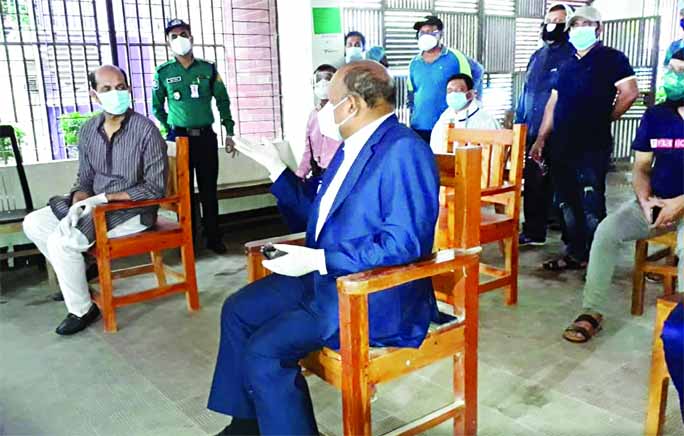 LGRD and Cooperatives Minister Tazul Islam exchanging views with DNCC Mayor Atiqul Islam when the Minister visited lockdown area in the city's East Raza Bazar on Wednesday.