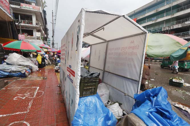 A germicide tunnel which was set up to tackle coronavirus pandemic now has been turned in to a dustbin. The snap was taken from Mirpur 1 No. Road in the city on Friday.