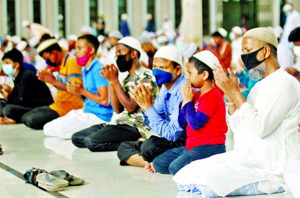 Devotees offer prayers at Baitul Mukarram National Mosque on Friday defying physical distancing norm, which is one of the key health guidelines issued by the government while reopening prayers at mosques after a closure of more than one month due to coron