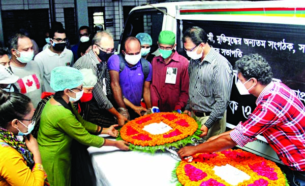 People from all walks of life paid tributes to cultural personality and journalist Kamal Lohani placing floral wreaths on his coffin in front of Udichi office in the city on Saturday.