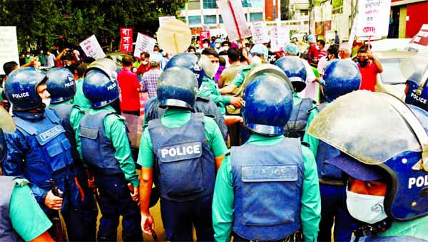 Police thwart a Bam Gonotantrik Joteâ€™s march towards procession to Health Ministry near Bangladesh Secretariat on Sunday.