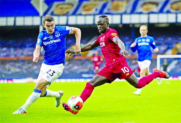 Everton's captain Seamus Coleman (left) tries to prevent a cross from Liverpool's Sadio Mane (center) during the Premier League Merseyside Derby match between Everton and Liverpool at Goodison Park in Liverpool, Britain on Sunday.
