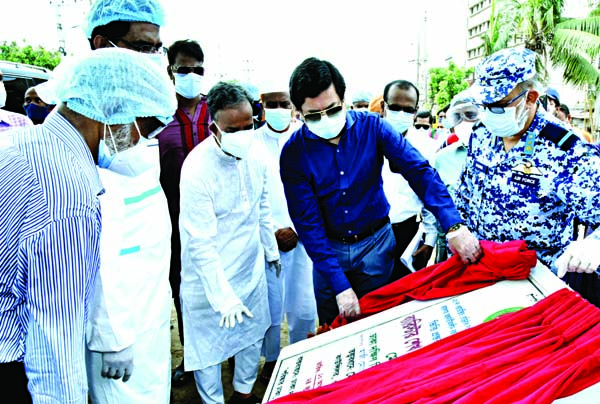 DSCC Mayor Barrister Sheikh Fazle Noor Taposh laid the foundation stone of waste shifting center in the city's Beribandh and Islambagh area on Wednesday.