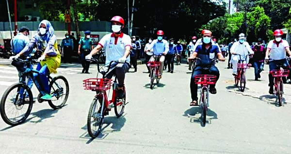 DNCC Mayor Atiqul Islam riding a bicycle after inaugurating bicycle ride sharing in the city's Gulshan-2 area on Wednesday.