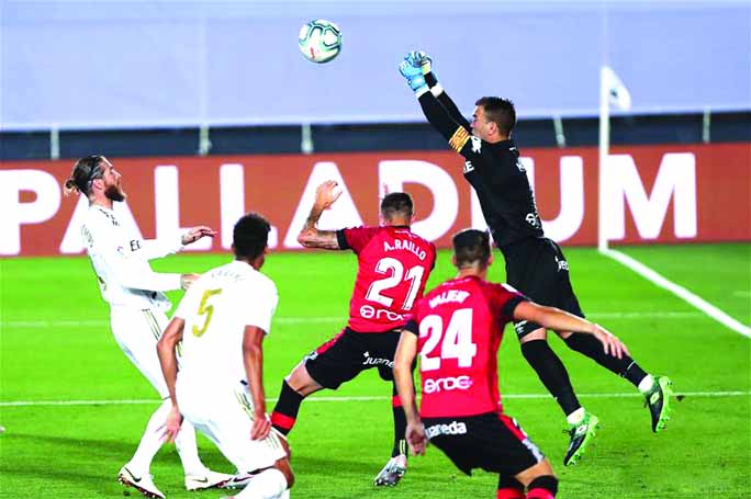 Mallorca's goalkeeper Manolo Reina (1st right) competes during a Spanish league football match between Real Madrid and Mallorca in Madrid, Spain on Wednesday.