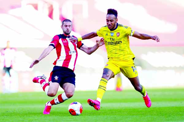 Arsenal's Pierre-Emerick Aubameyang (right) fights for the ball with Southampton's Jack Stephens during the English Premier League soccer match between Southampton and Arsenal at St Mary's Stadium in Southampton, England on Thursday.