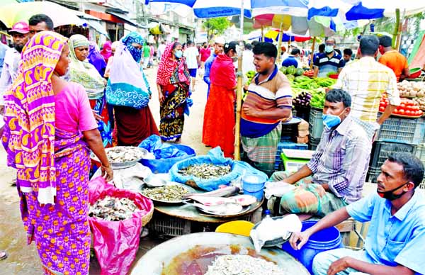 Women gather at a kitchen market in the capital's Maniknagar area on Friday with total disregard to physical distancing norms though the country reports 3,868 more infections in the past 24 hours.