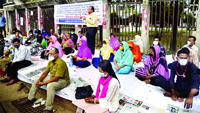 'Bangladesh Poshak Shilpa Sramik Federation' observed a token hunger strike in front of the Jatiya Press Club on Saturday demanding payment of arrear salaries of the retrenched employees of Cassepia Fashions Limited.
