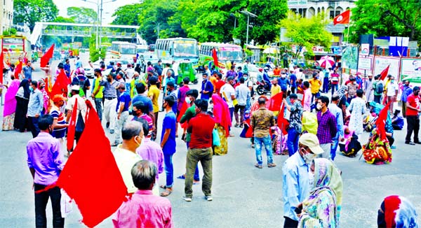 Police thwart Garments Sramik Trade Union's march towards Prime Minister's Office on Sunday. Later they blocked Shahbagh intersection.