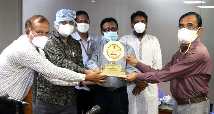 Zahidul Haque Prodhan, Deputy Managing Director of Sonali Bank Limited, handing over a crest to Rezaul Karim Bhuiyan, Deputy General Manager of Public Relation Devision, amied his farewel at the bank's head office in the city on Sunday. Senior officials