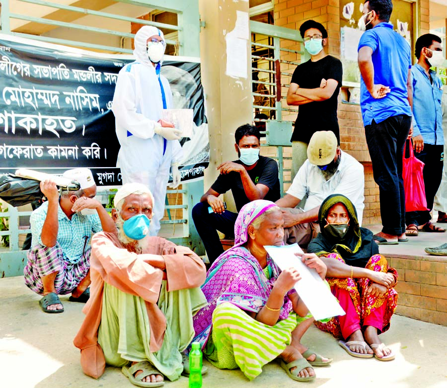 Elderly people among others wait outside a corona testing facility in the capital's Mugda General Hospital on Wednesday amid rising Covid-19 deaths in the age groups above 60.