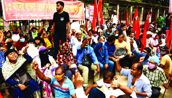 Paradise Cables Limited Sramik Union forms a human chain in front of the Jatiya Press Club on Thursday demanding payment of arrear salaries of the employees of the factory.