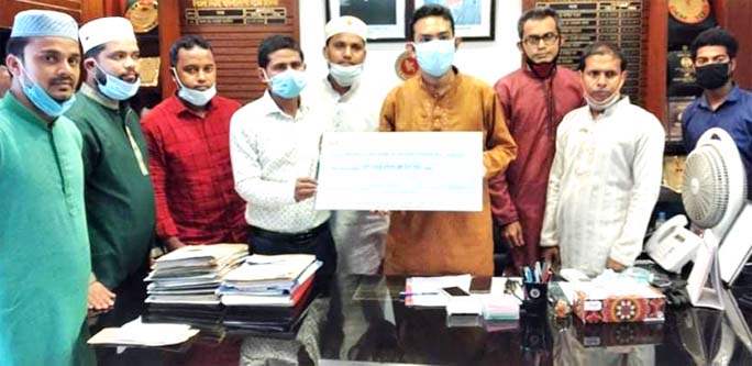 Leaders of Narayanhat Expatriate Peoples Welfare Council hand over financial aid to Fatikchhari UNO Sayedul Arefin on Thursday for Fatikchhari Covid Hospital.