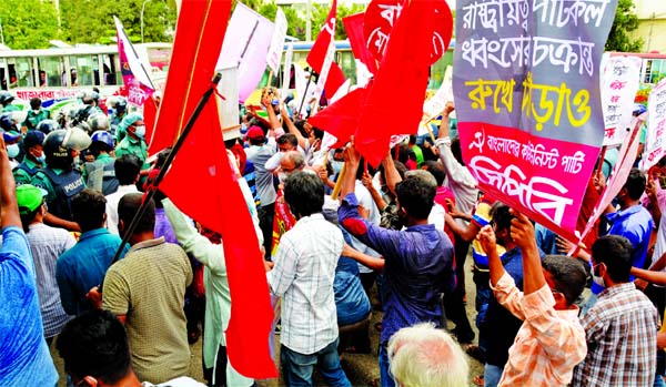 Police thwart a march of Left Democratic Alliance towards the Prime Minister's office in front of the High Court on Thursday protesting the government's decision to close all the country's 22 old-fashioned loss-making jute mills and lay-off nearly 25,0