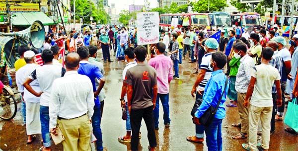 Progressive Students' Alliance blocks Paltan intersection on Sunday demanding corona test free of cost, educational fees waiver and annulment of Digital Security Act 2018.